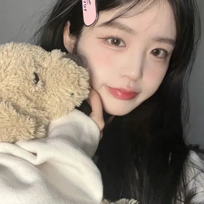 随盲柳入眠的女人
